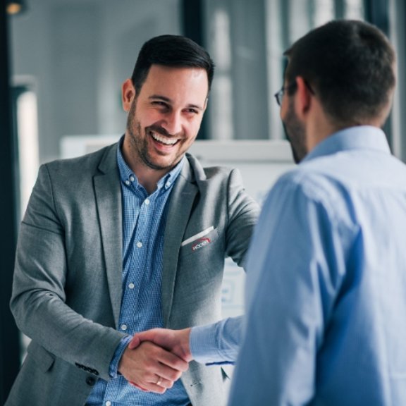 RÖDER employees and customers shake hands