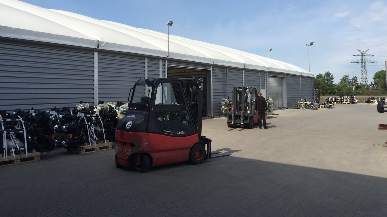 Forklift truck in front of a RÖDER warehouse