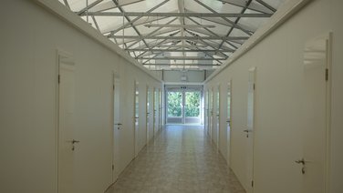 corridor_of_a_lightweight_building_a_accommodation_solution_for_refugees