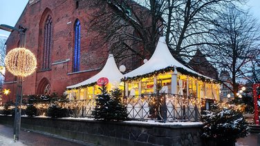 Exterior view of the two pagoda tents as sales areas Lübeck