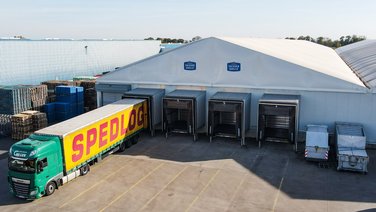 Industrial hall with loading ramps and a lorry load