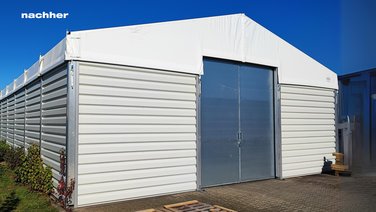 View of the front of an industrial hall with sliding gate