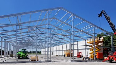 Aluminium scaffolding for a lightweight hall with crane