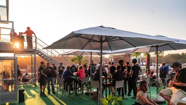 Terrassenbereich eines VIP Eventzelts Solution