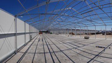 Insulated walls and aluminium scaffolding for a lightweight hall