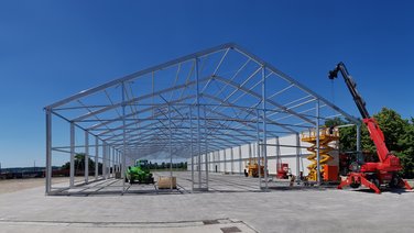 Erection of aluminium scaffolding for a lightweight hall