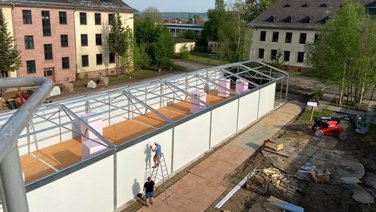 Façade_attachment_for_a_lightweight_building_for_refugees