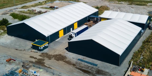 Bird's-eye view of three industrial halls built by RÖDER with thermal roof tarpaulins, door entrances and fixed façade