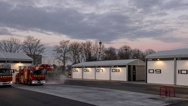 Location of the Paris fire brigade with storage tents from RÖDER and emergency vehicles in the foreground