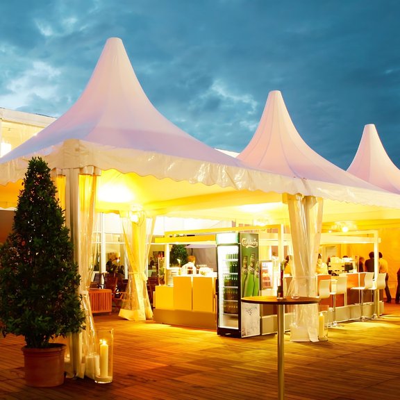 Blick auf mehrere Gastronomiezelte eines Restaurants