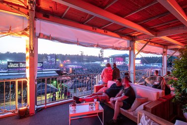 Intérieur VIP d'une tente VIP à deux étages au Hurricane Festival