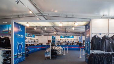  Temporary merchandising shop Adidas interior view 2015