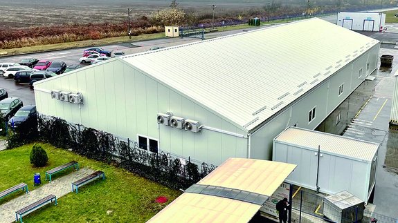 Exterior view of a production hall built by RÖDER with fixed roof and wall cladding H-Line lightweight hall