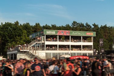 Zone VIP du Hurricane Festival - tente à deux étages avec terrasse