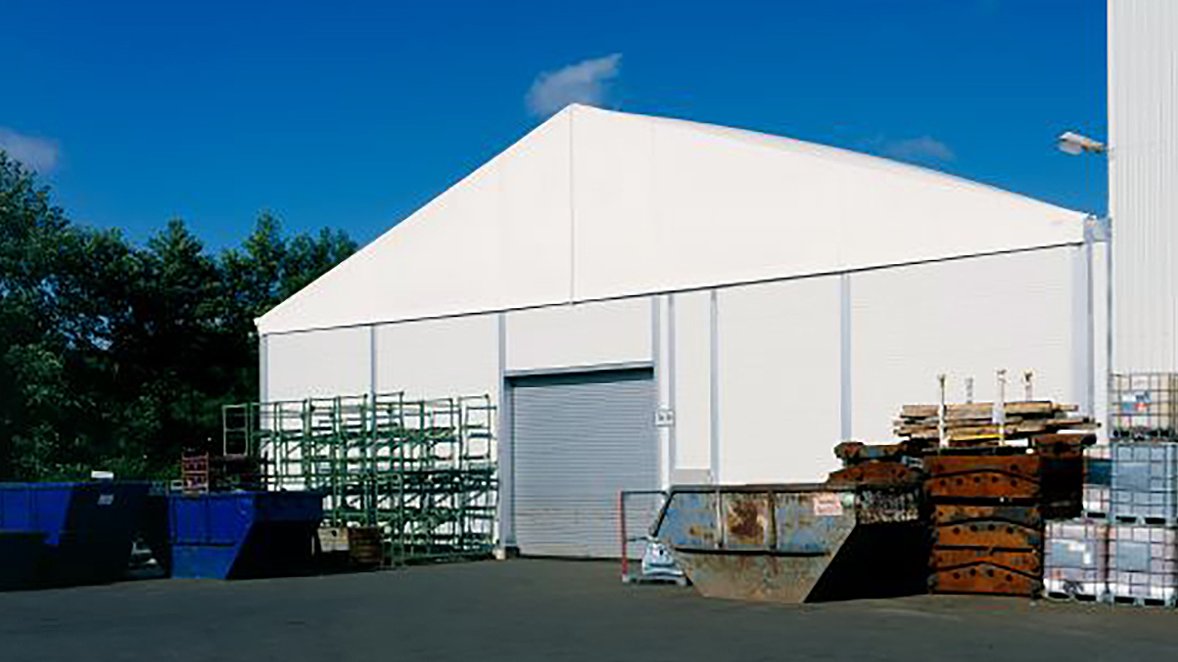 Lightweight hall from RÖDER - front view with doorway in the centre