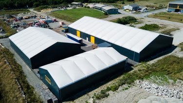 Bird's eye view of three lightweight halls for sensible goods in the beverage sector