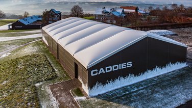 'Bird's eye view of a 20 m wide and 35 m long warehouse of a golf club