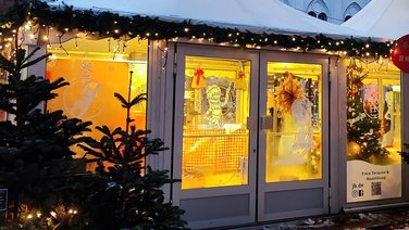 Exterior view of the double-door entrance to the Christmas market sales area