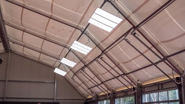 Interior view of the lighting of an indoor tennis from RÖDER