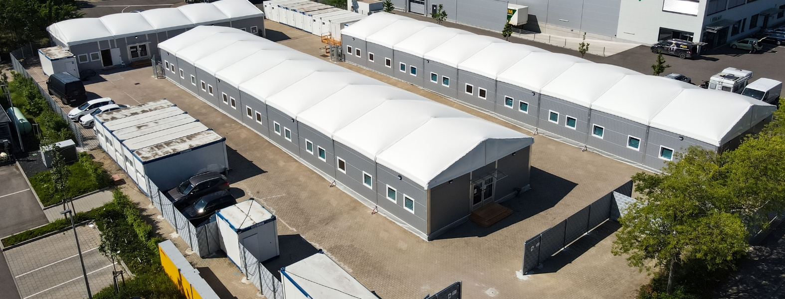 Vogelperspektive auf eine komplett gebaute Wohnanlage für Flüchtlinge mit RÖDER Leichtbauhallen