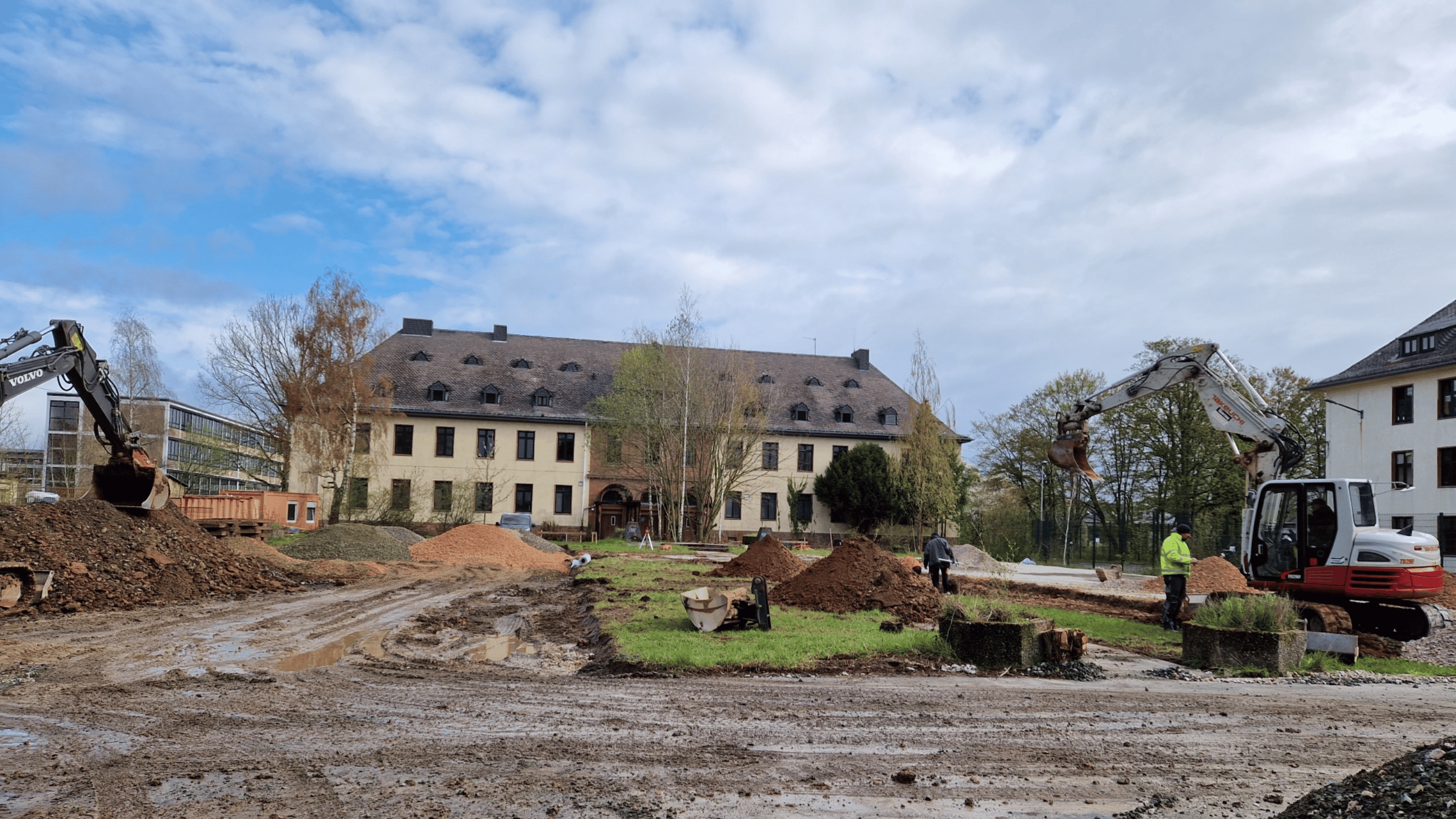 Kasernengelände brachliegende Fläche im Hintergrund Kasernengebäude