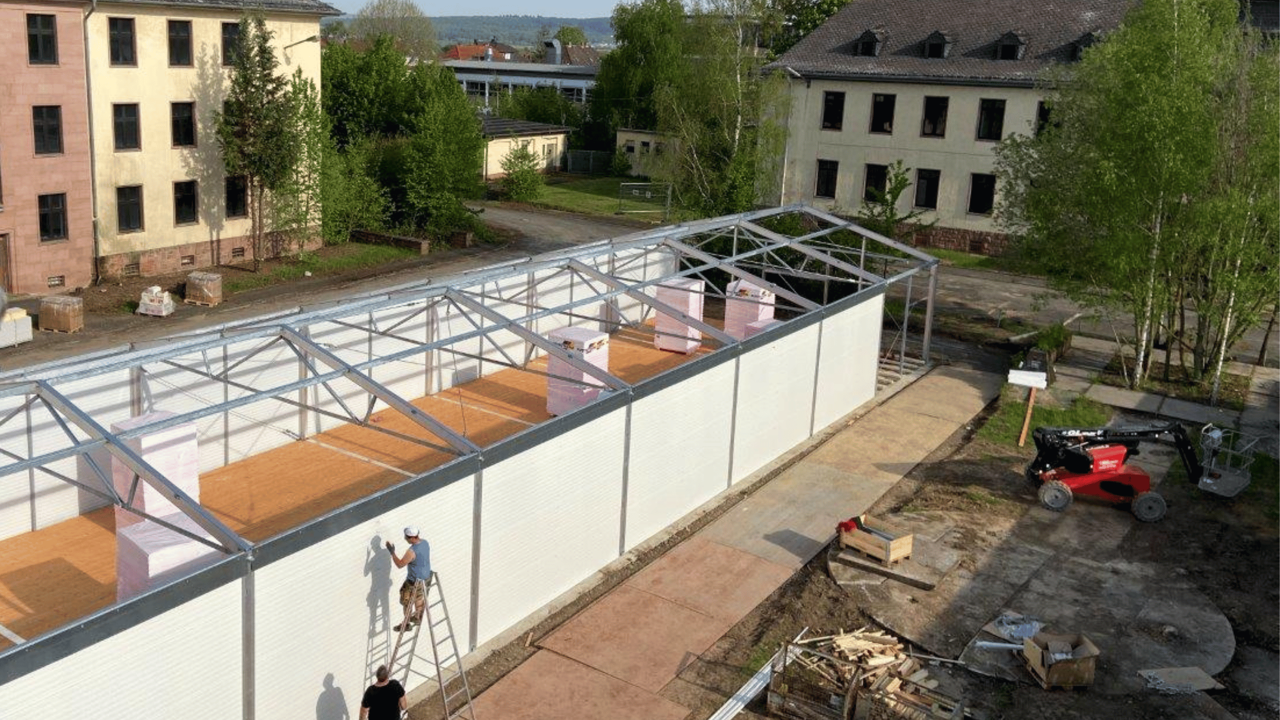Flüchtlingsunterkunft Fassadenaufbau Vogelperspektive