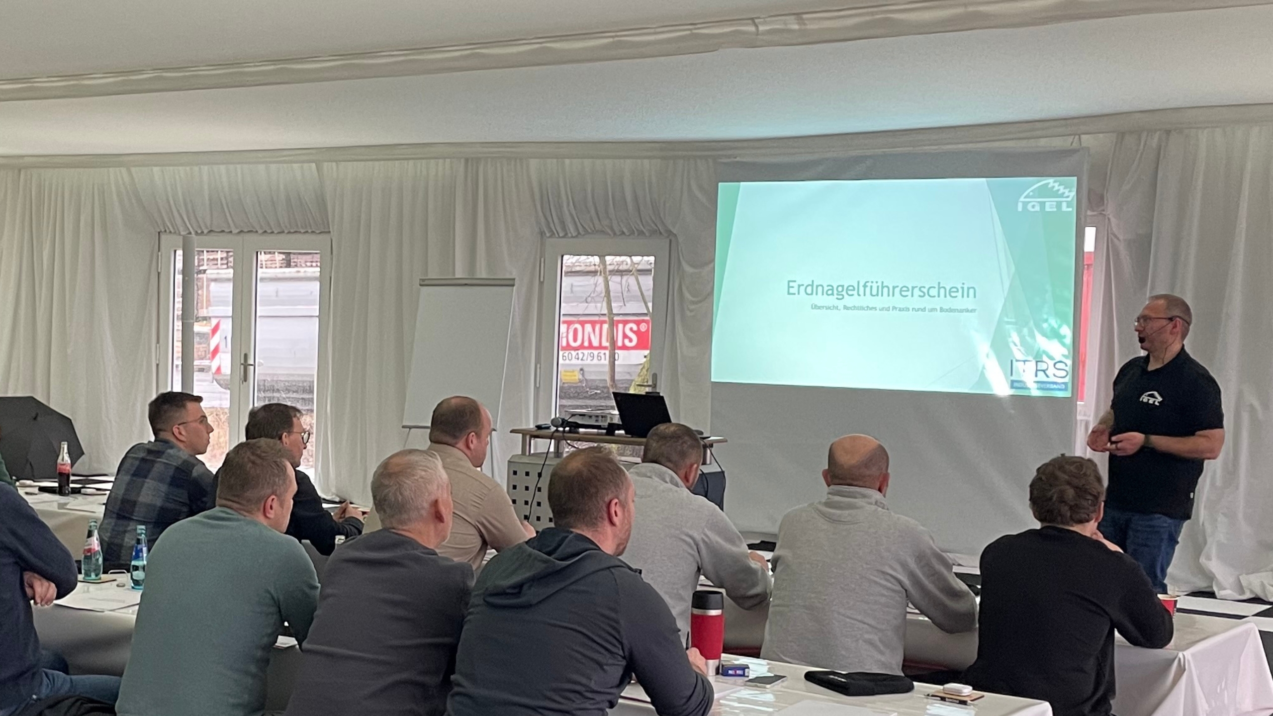 The picture shows the seminar participants during the 2025 RÖDER peg-driving licence