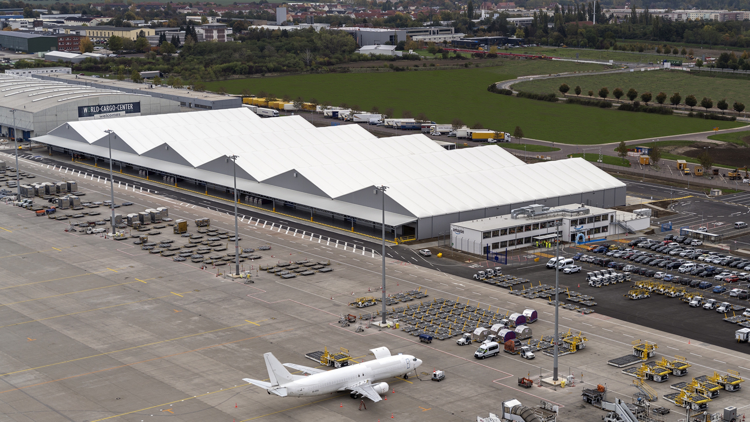 Bird's eye view of a sorting and freight centre with a view of multi-aisle lightweight halls Vogelperspektive_Amazon_mehrschiffig.jpg