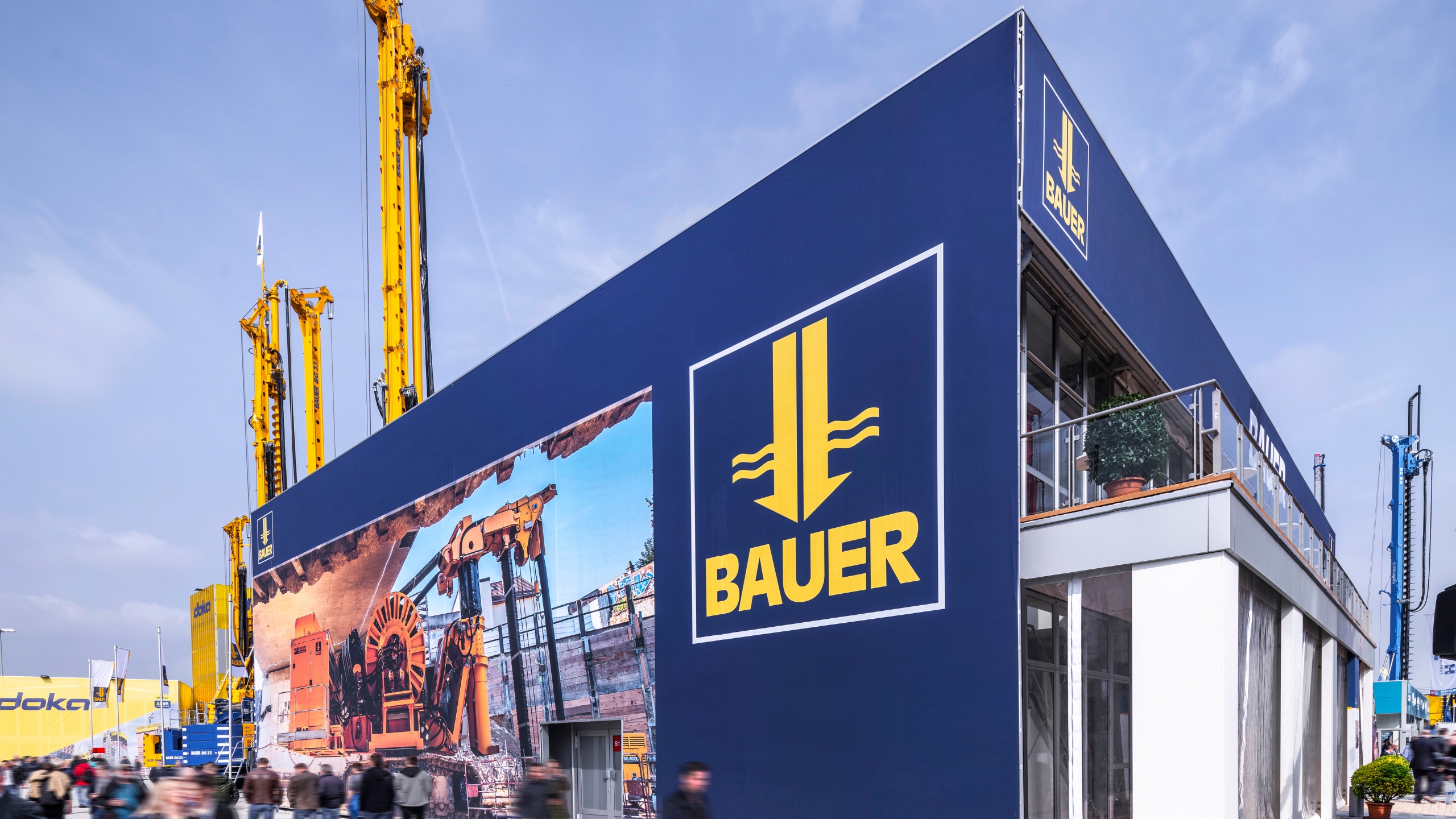 Exterior view on the BAUER exhibition hall during trade fair BAUMA 2019 Aussenansicht_auf_das_BAUER_Messehaus_zur_BAUMA_2019.jpg