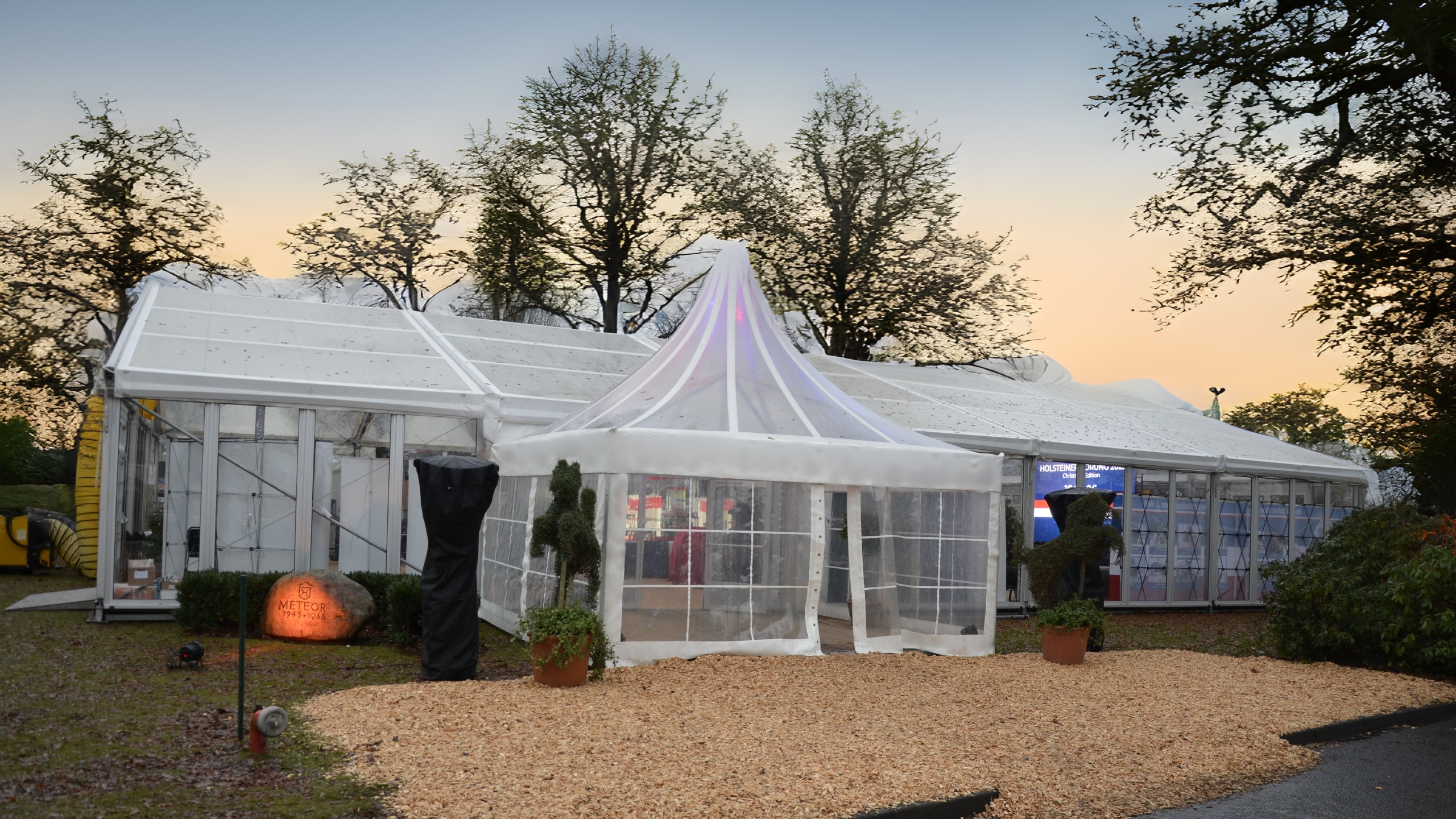 Front view of large tent and pagoda tent entrance Ansicht_Vorderseite_auf_Grosszelt_und_Pagodenzelteingang.jpg