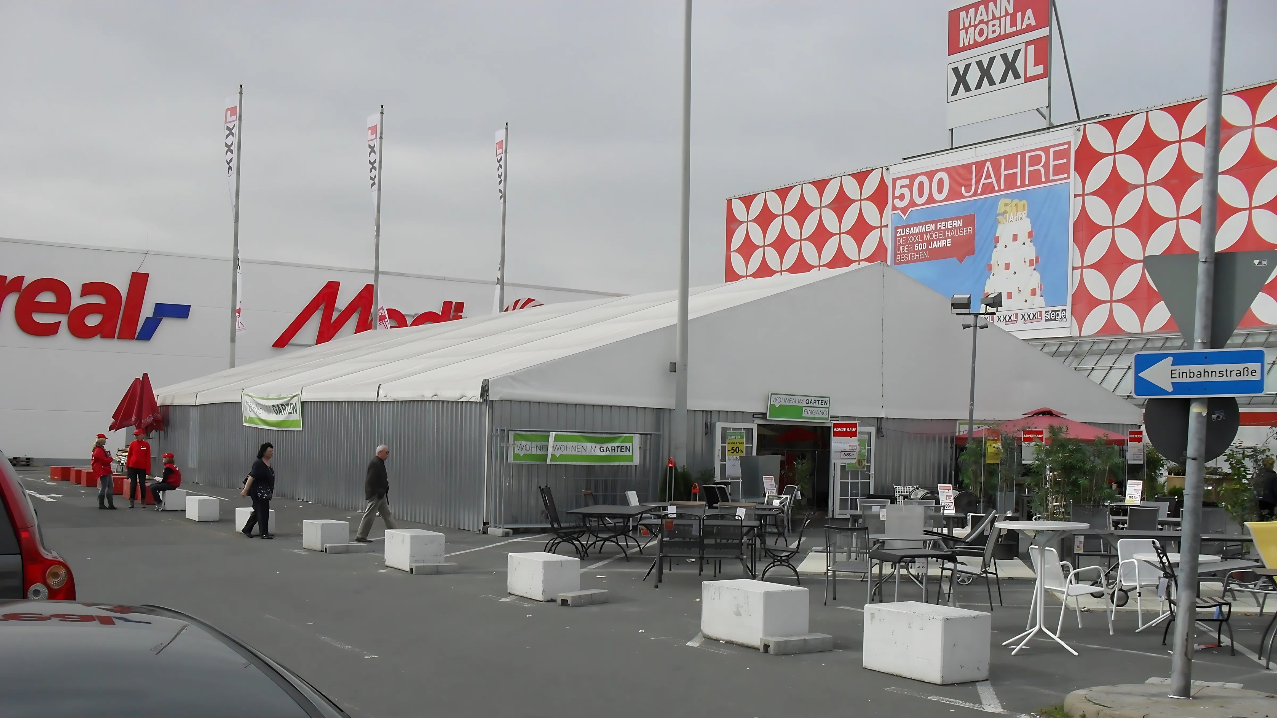 Exterior view of the temporary sales area with a large tent with a trapezoidal sheet metal and PVC tarpaulin roof Aussenansicht_temporaere_Verkaufsflaeche_Grosszelt_mit_Trapezblech_und_PVC_Planendach.jpg