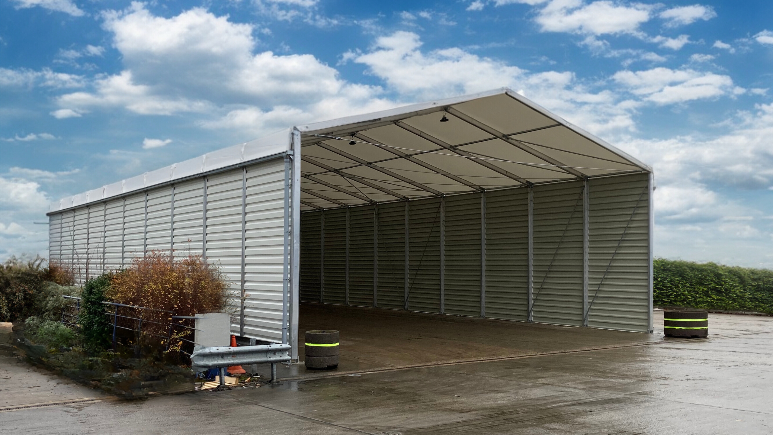 Front view of a loading and unloading hall with covered lorry access Frontansicht_Be-_und_Entladehalle.jpg