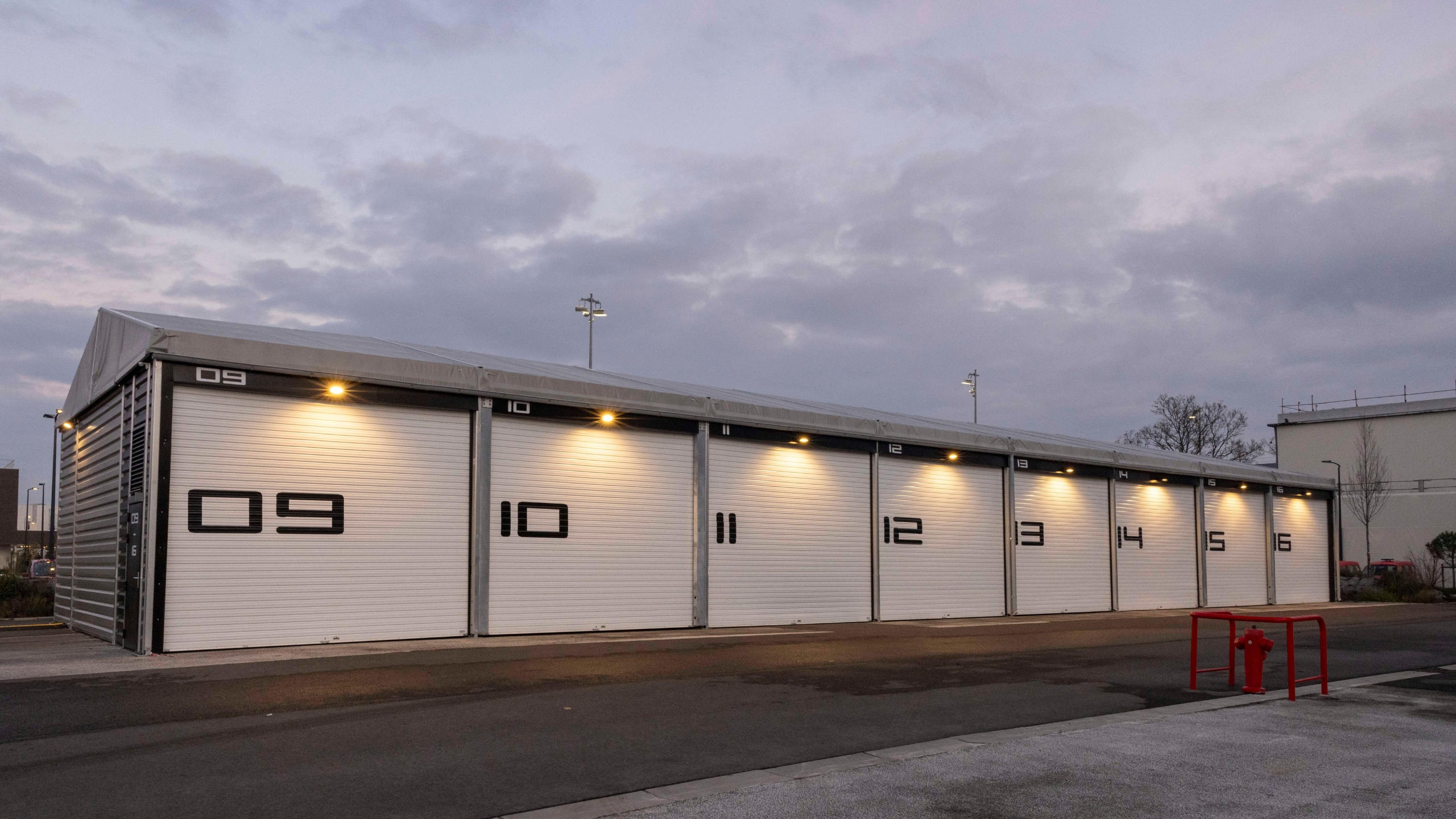 Side view of the large warehouse for emergency vehicles Seitenansicht_der_grossen_Lagerhalle_fuer_Einsatzfahrzeuge.jpg