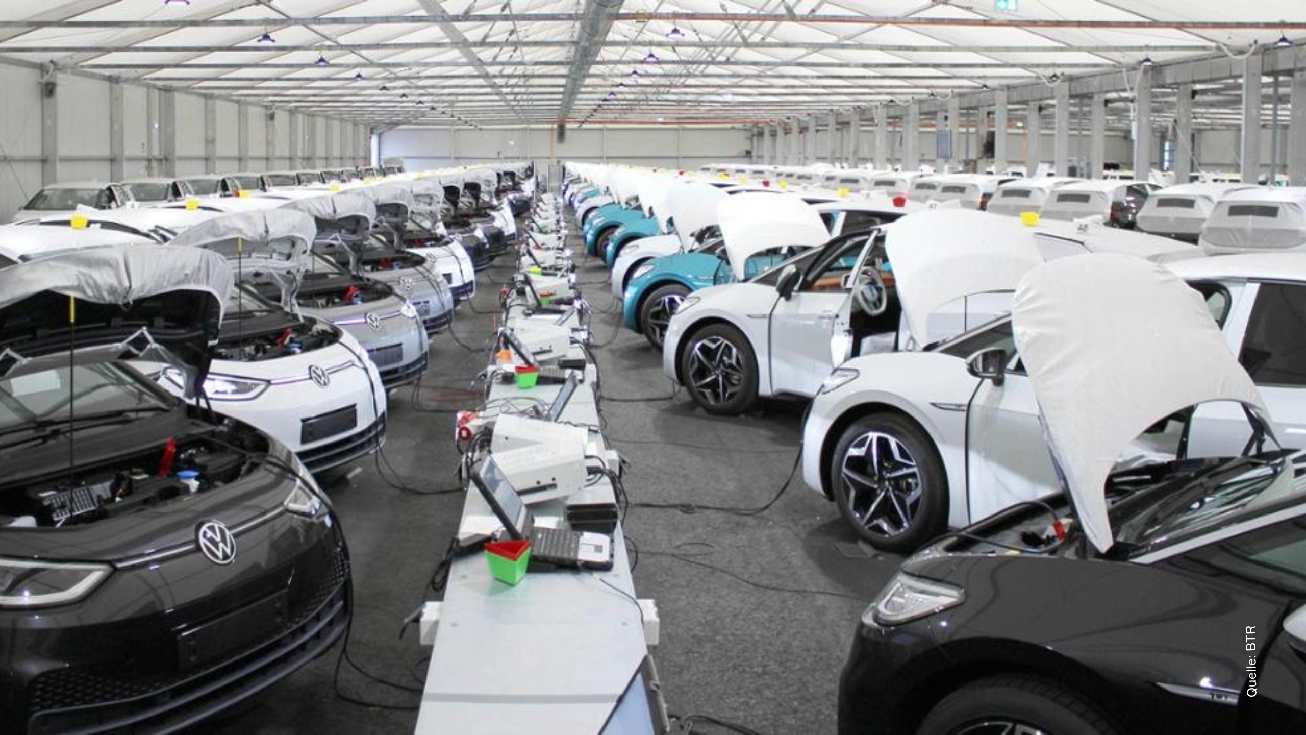  Interior view of a final assembly hall with testing cars Innenansicht_-_Testhalle.jpg