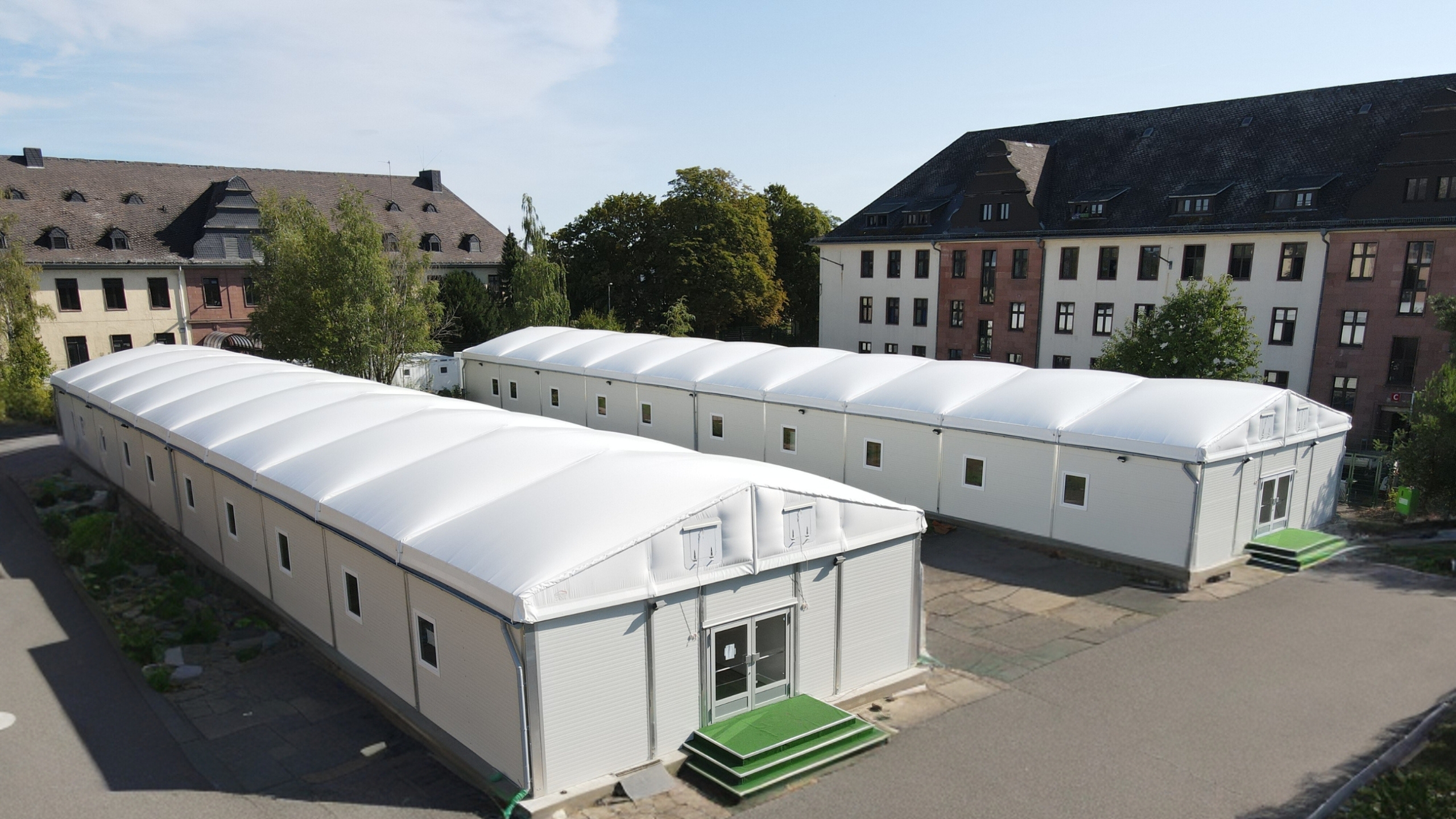 Bird's eye view of two lightweight halls as refugee accommodation Vogelperspektive_auf_zwei_Leichtbauhallen_als_Fluechtlingsunterkuenfte.jpg