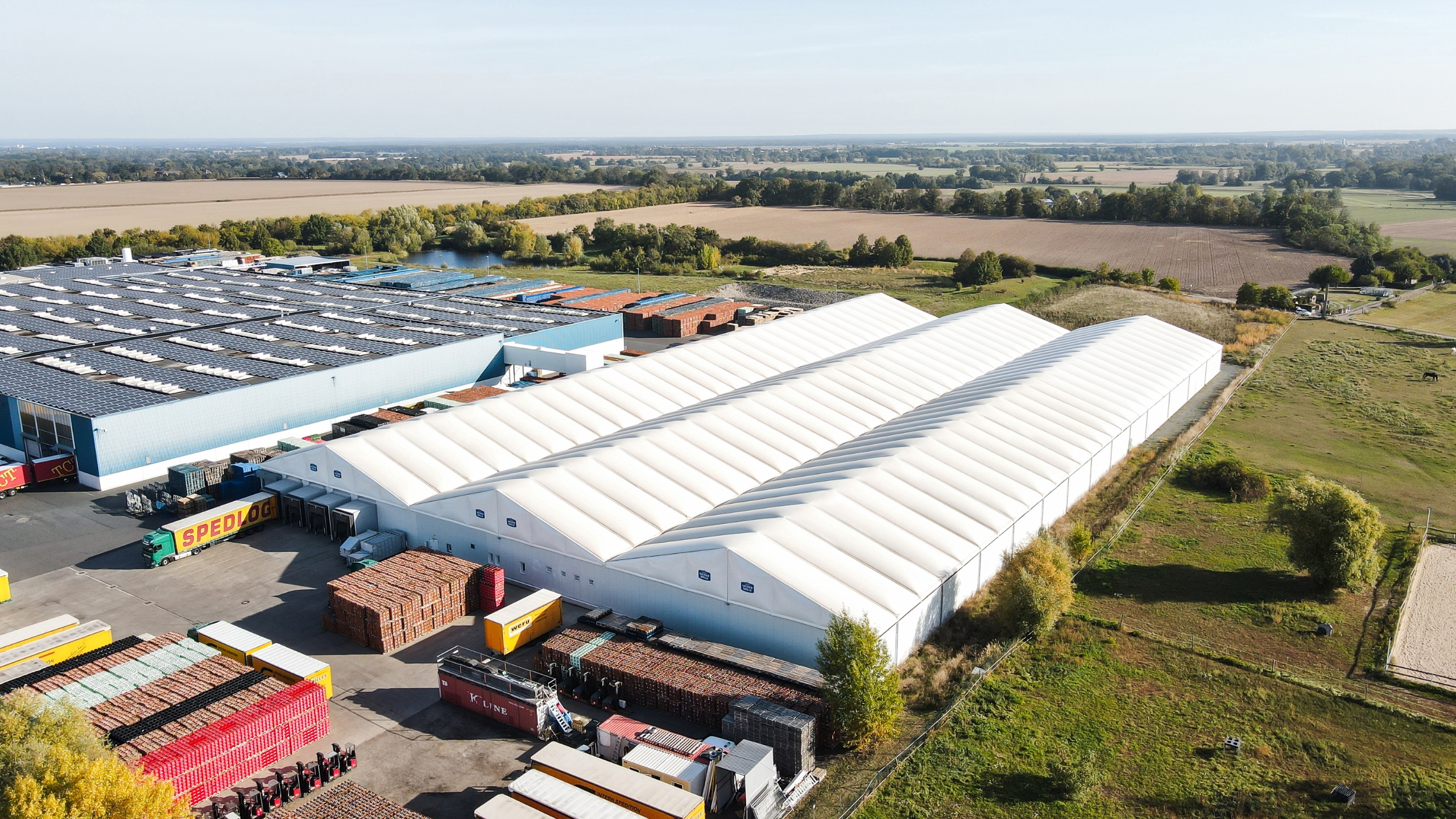 Bird's eye view of the multi-aisled industrial halls with the extension building Vogelperspektive_auf_die_mehrschiffigen_Industriehallen.jpg