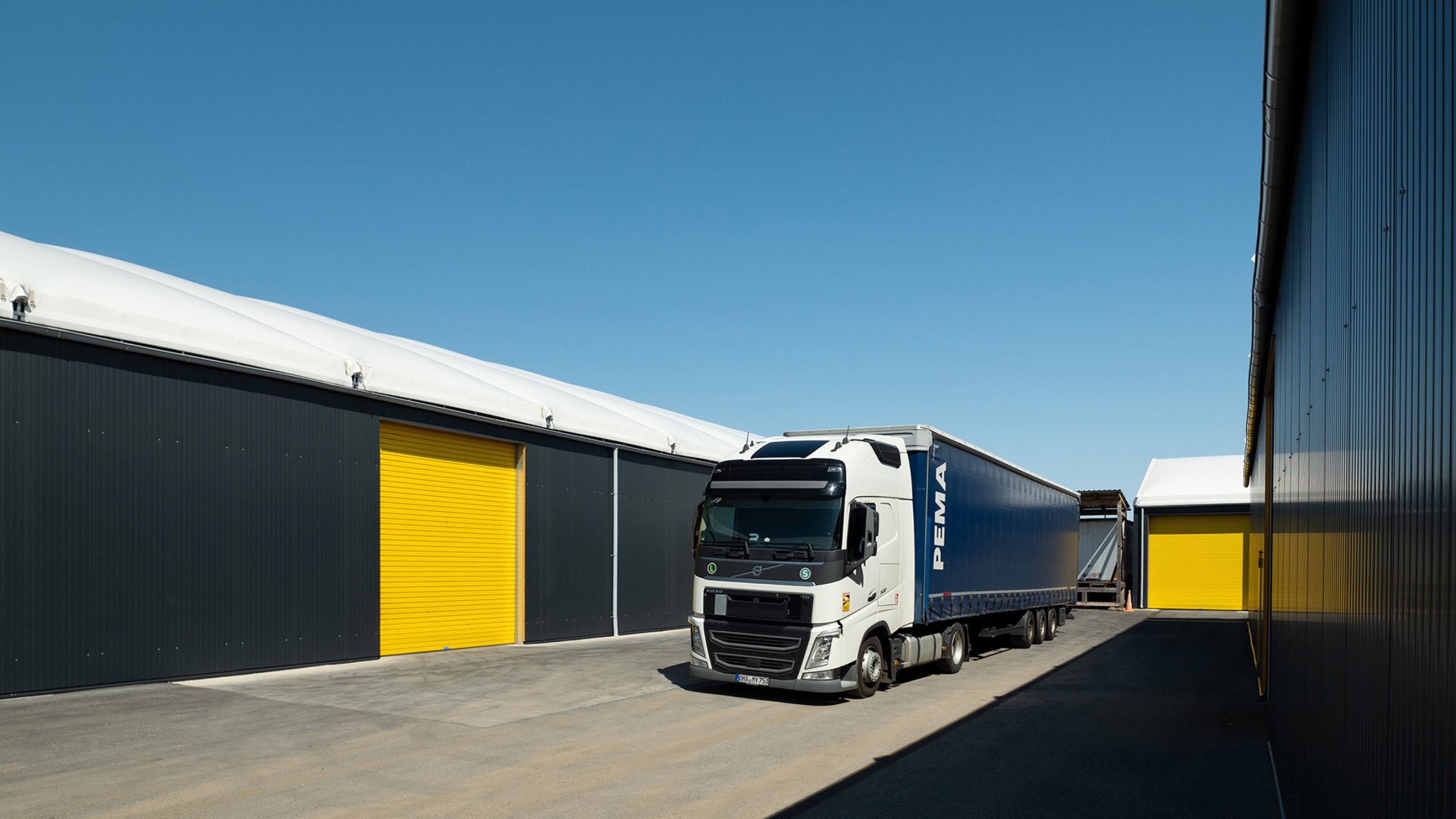 Side view of a lightweight hall for goods in the beverage industry from RÖDER ROEDER_H-Line_Halle_Seitenansicht_mit_Lkw.jpg
