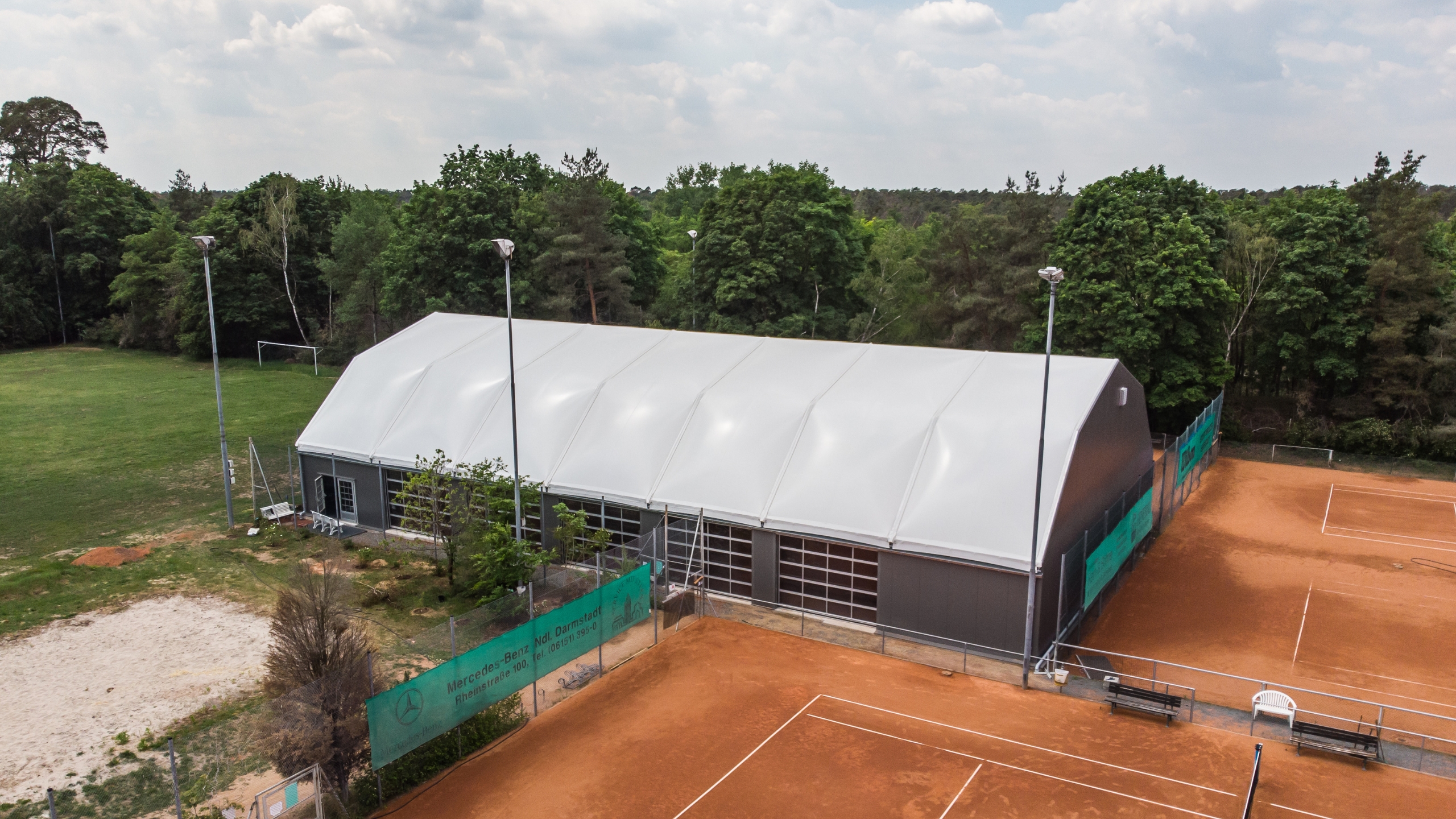 Bird's eye view of an indoor tennis hall as a polygon hall of RÖDER Vogelperspektive_auf_eine_Tennishalle_als_Polygonhalle_von_ROEDER.jpg