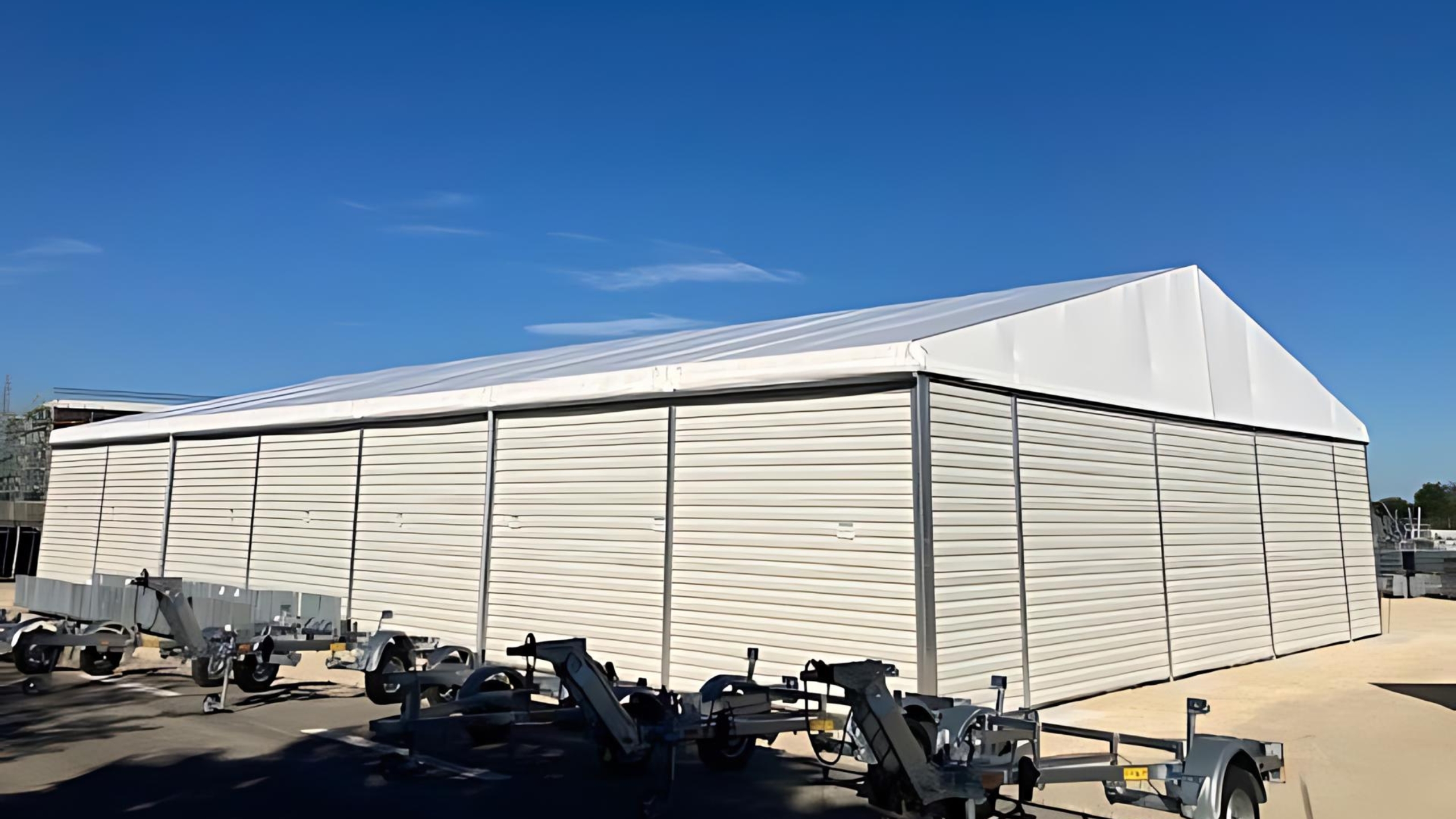 Side view of an industrial tent from the rear Seitenansicht_eines_Industriezelts_Rueckseite.jpg