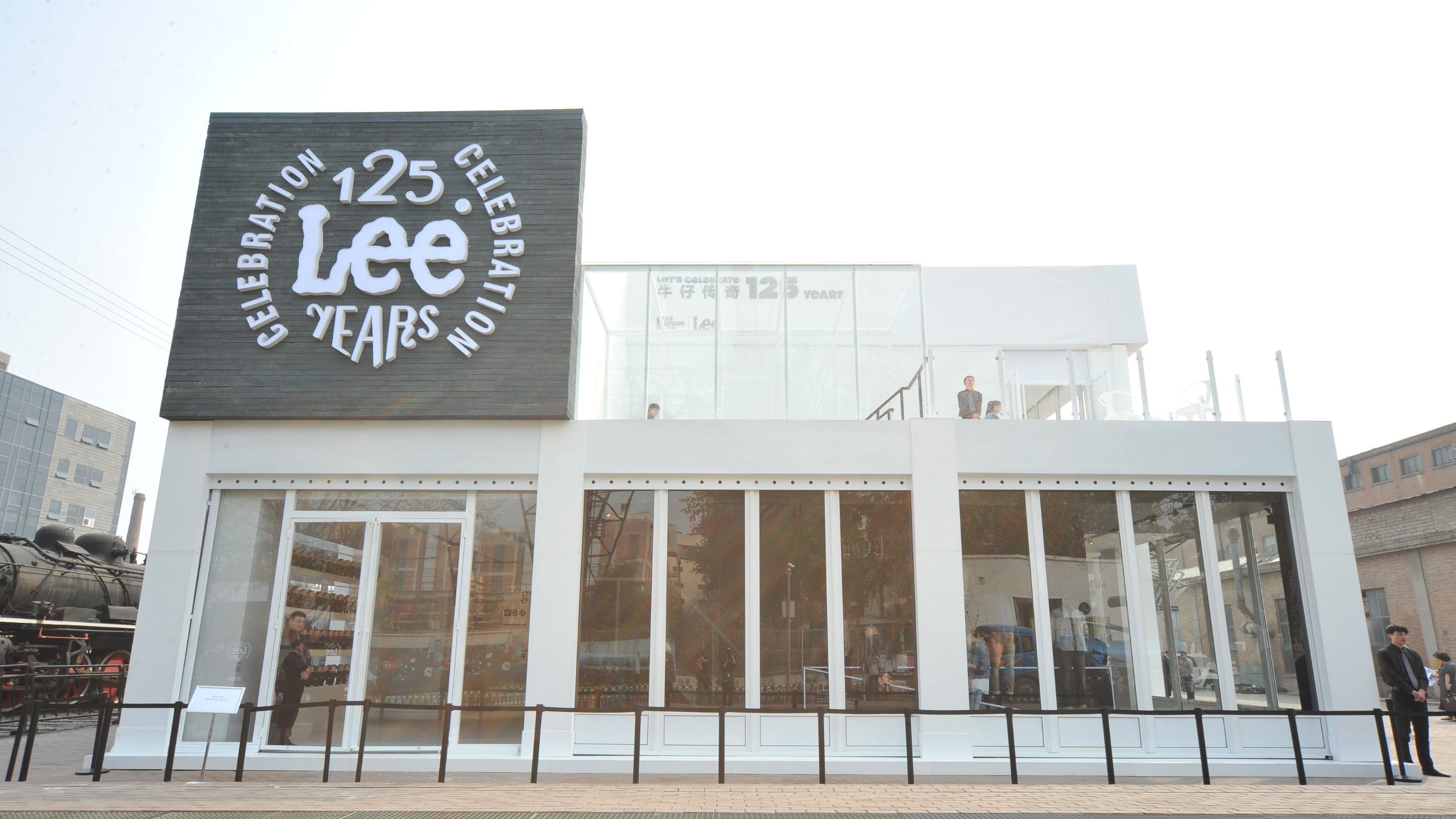 Exterior view of a pop up store Lee_Aussenansicht.jpg