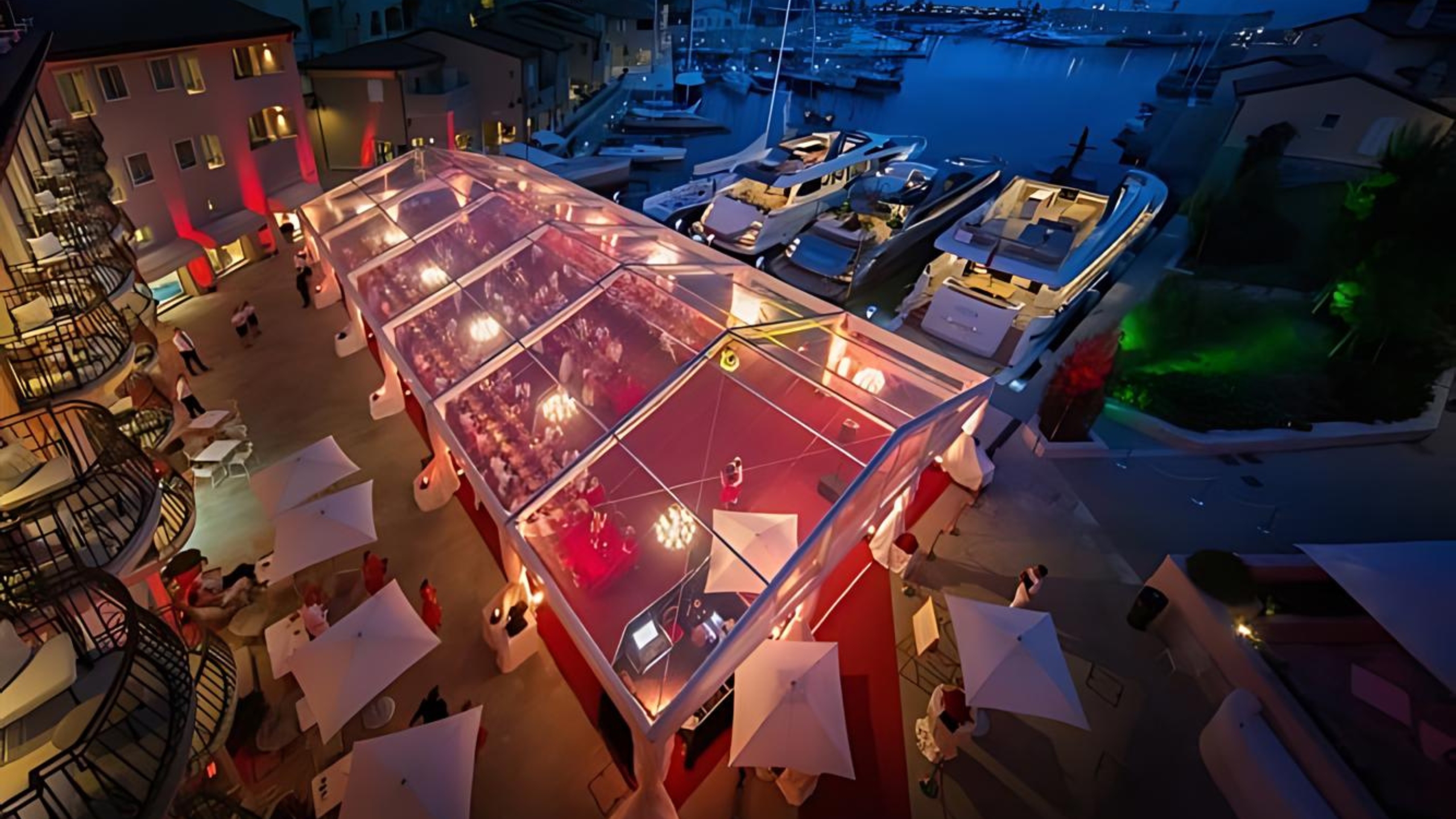 A view from above of an exclusive event tent with a transparent roof in a marina Vogelperspektive_auf_ein_Partyzelt_15x30_m_3m.jpg