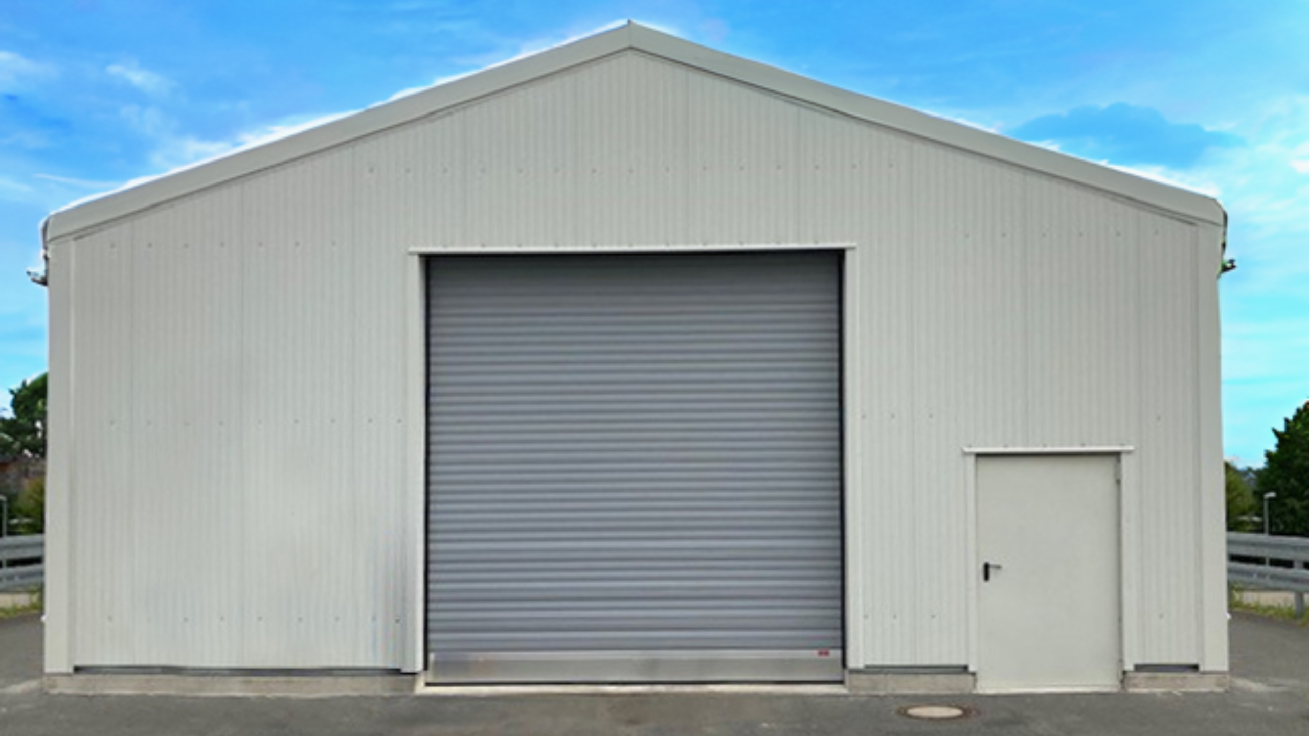 Front view of a warehouse with roller shutter door and personnel door FreibergerBrauerei_Vorderseite_Frontseite_Rolltor.jpg