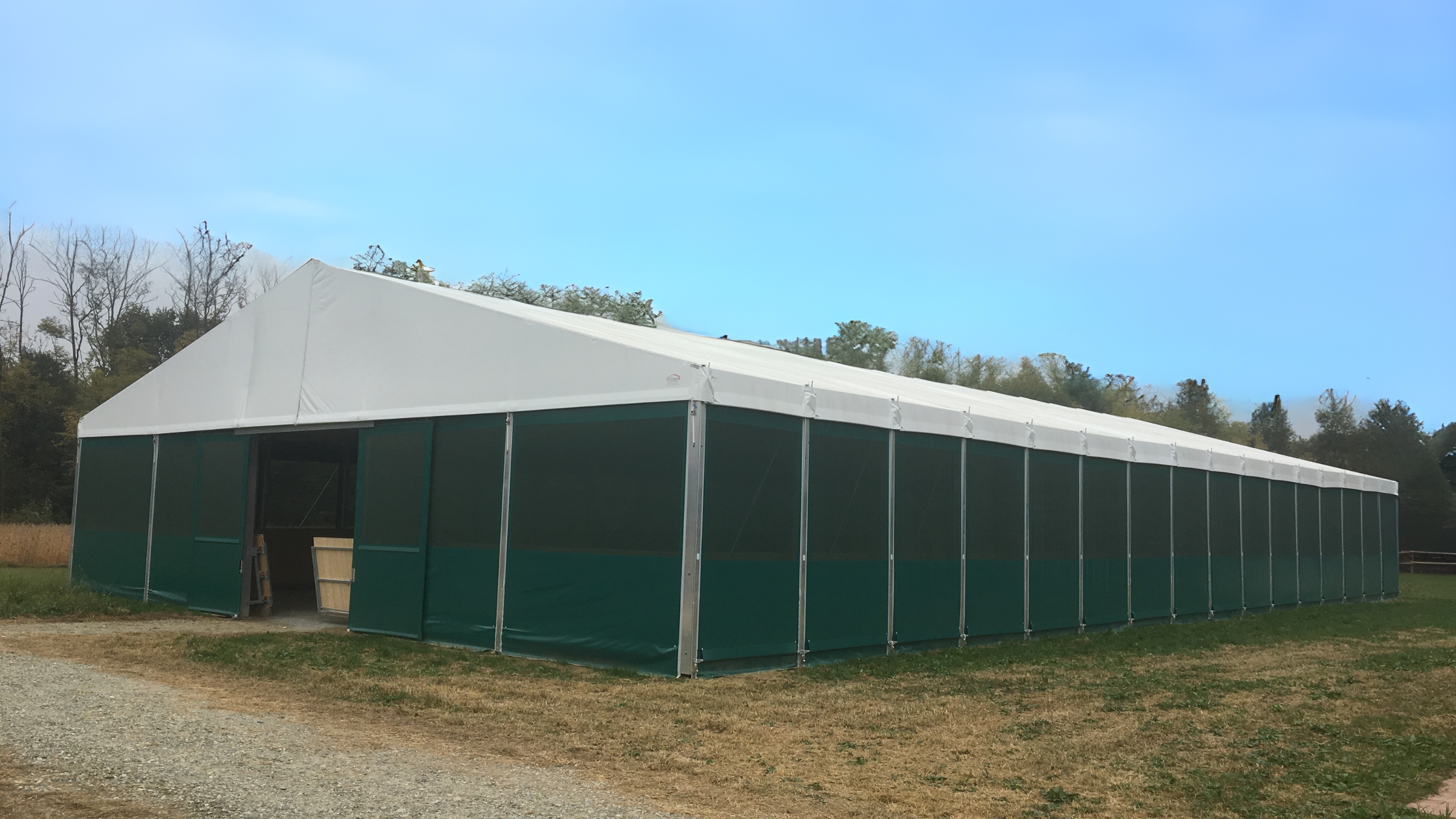 Front of an indoor riding arena with gate entrance Vorderseite_Reithalle_Cavalo_21x40m.jpg