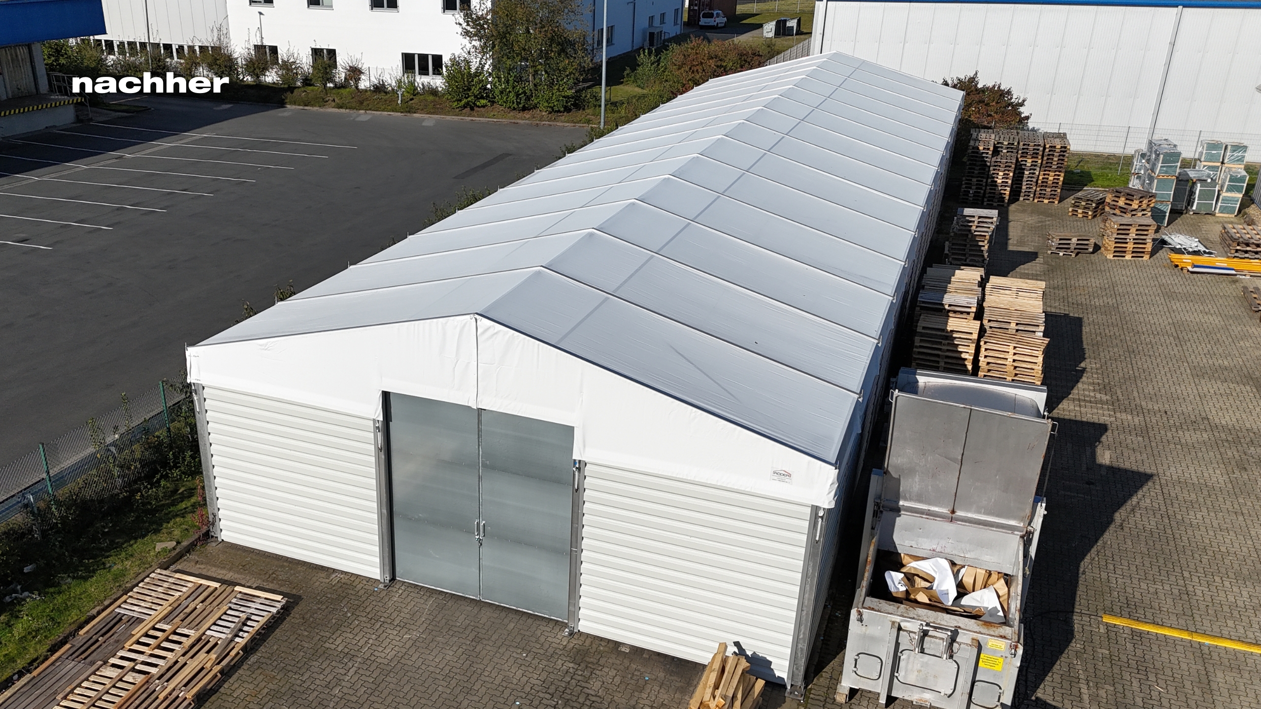 Birds eye view of an industrial tent Vogelperspektive_auf_ein_Industriezelt.jpg