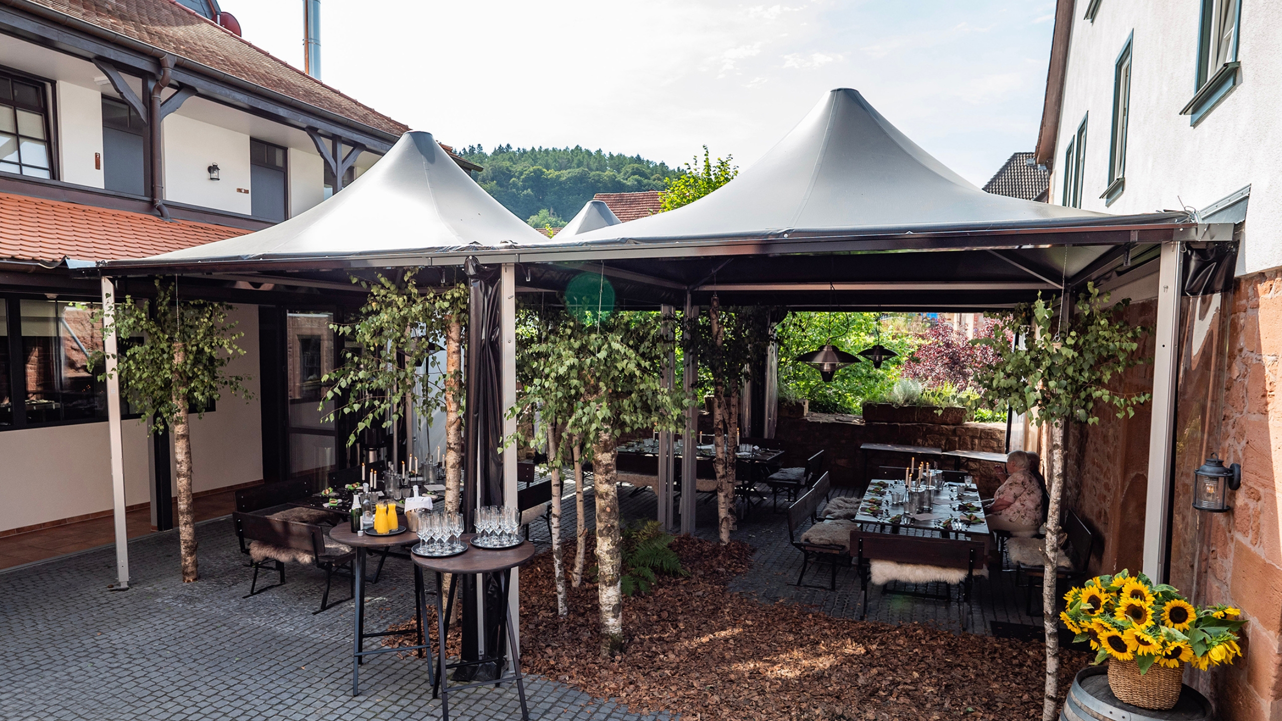  A front view of catering tents from the outside Aussen_Frontansicht.jpg