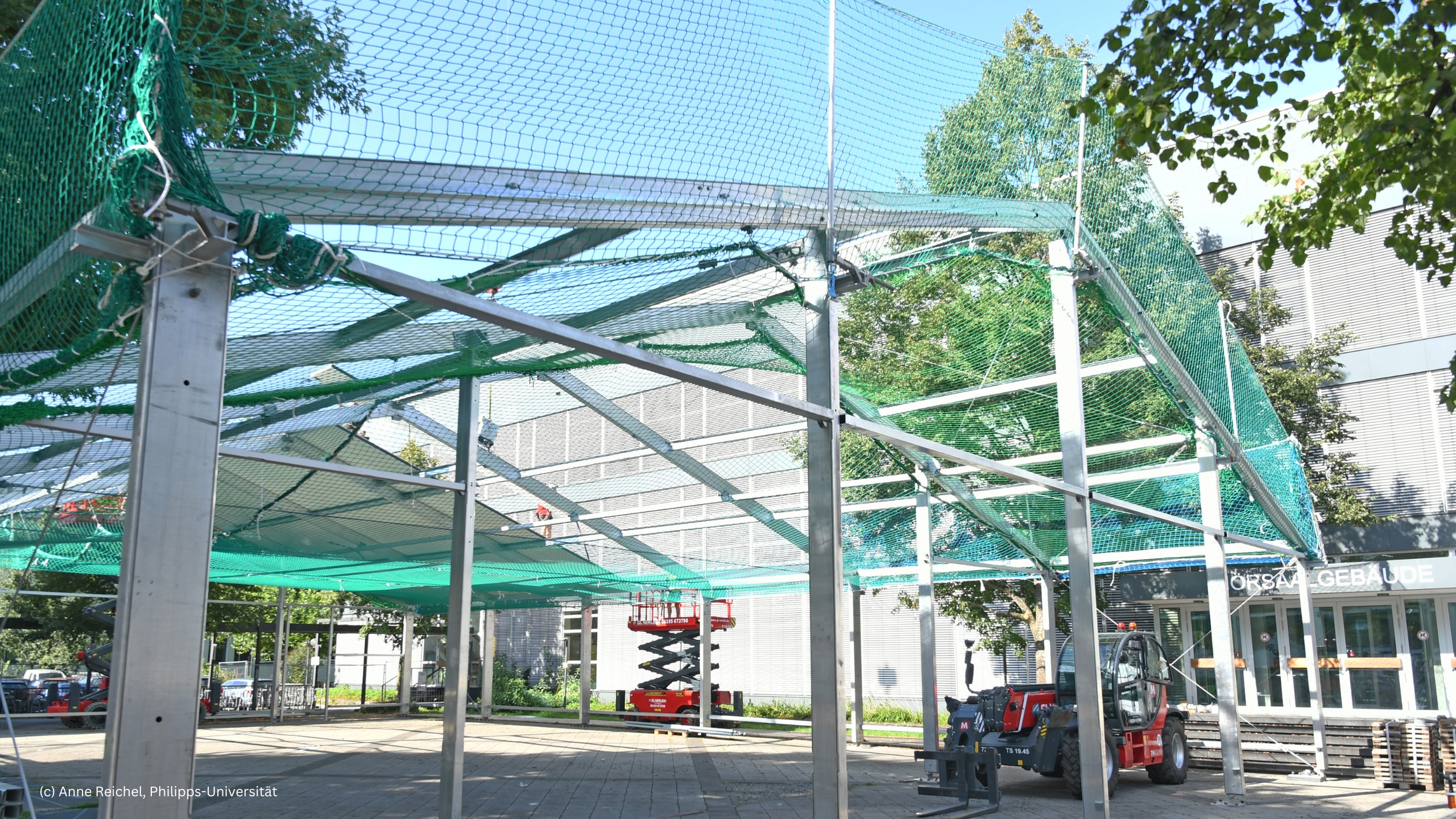 Alunimium tent structure during construction at the University of Marburg PU_Marburg_Aufbau1.jpg