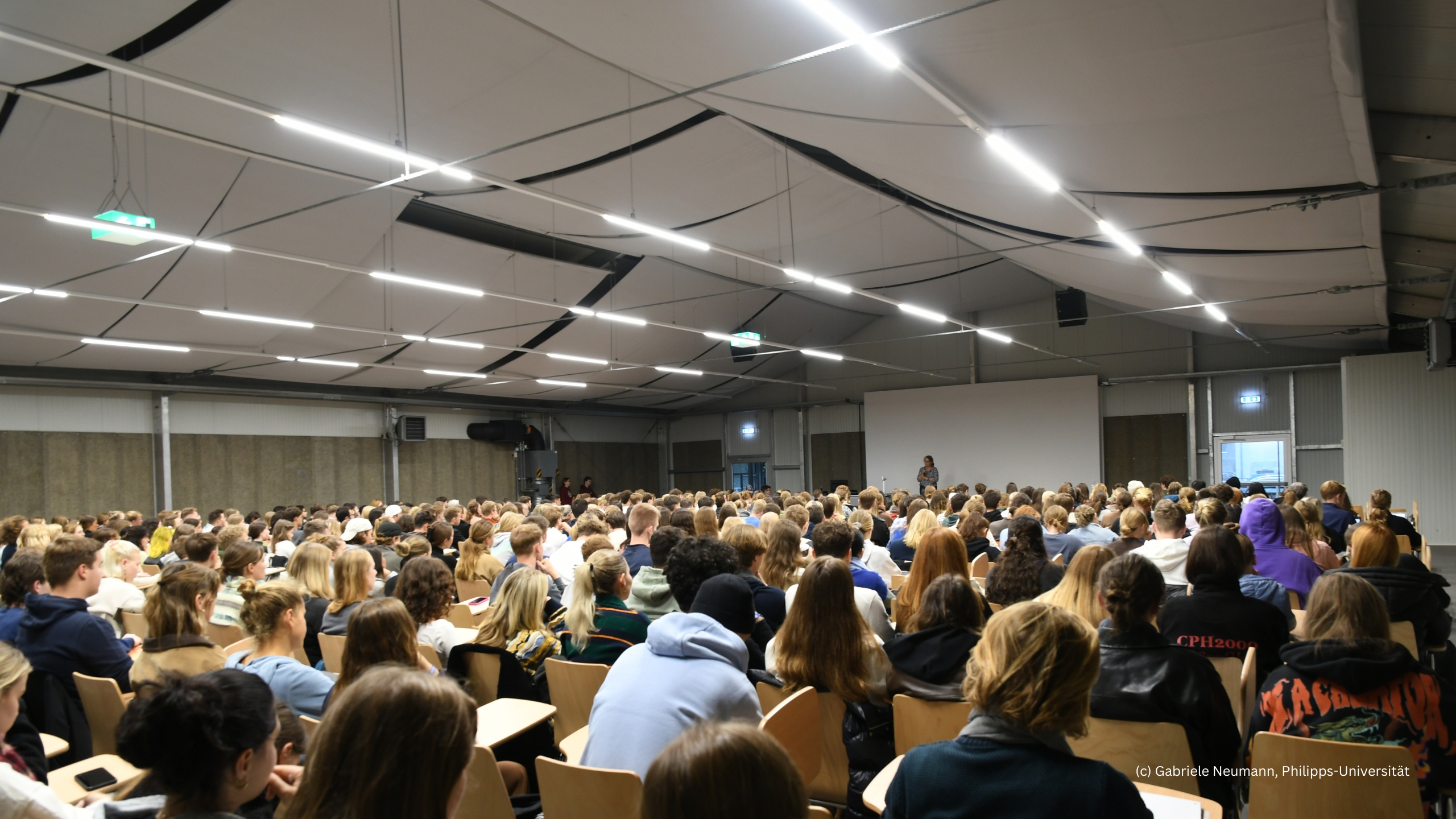 Vue intérieure de l'amphithéâtre occupé pendant un cours à l'université de Marburg PU_Marburg_Hoersaal_innen.jpg