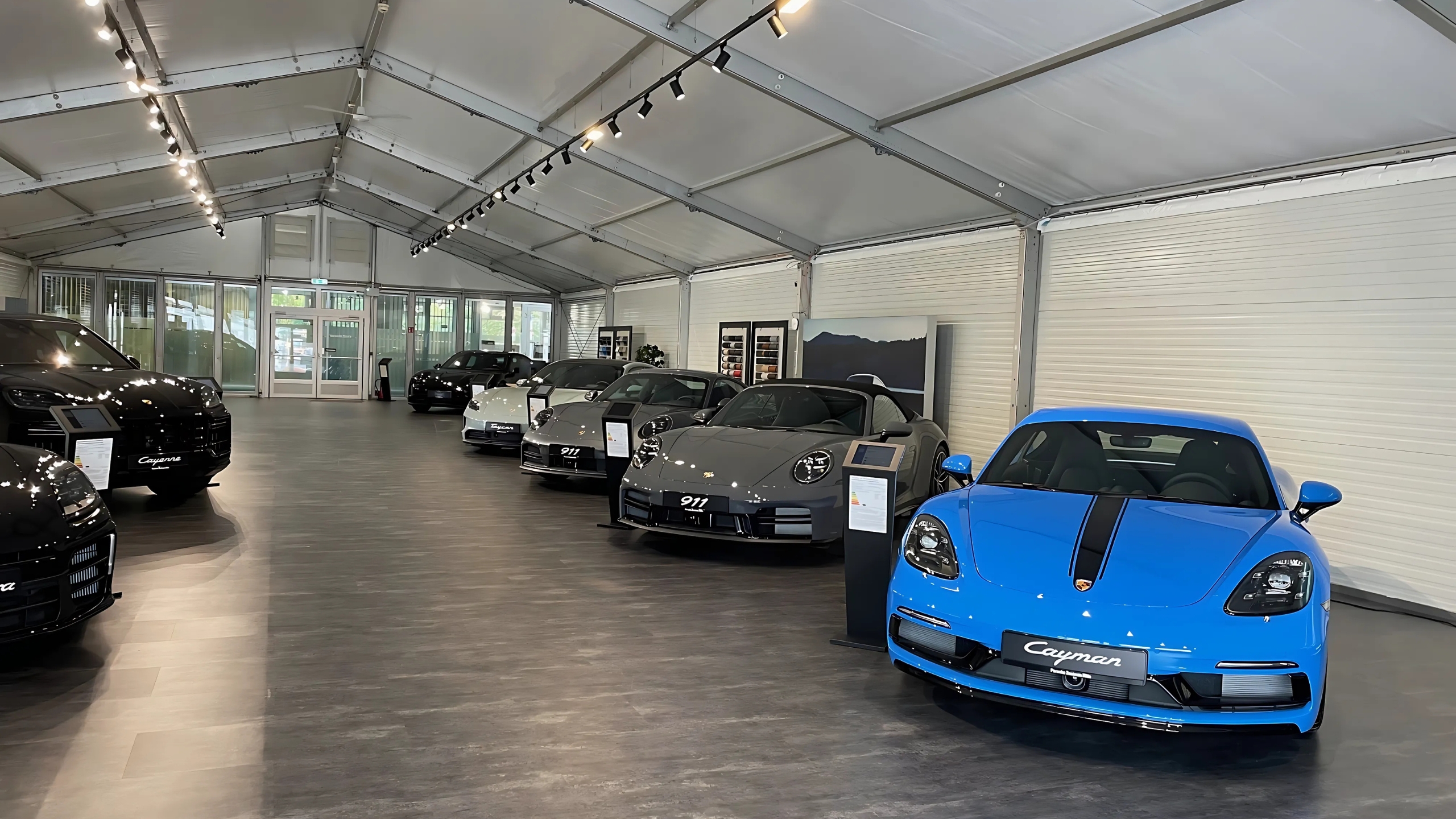 Interior view of a sales room of a car dealership in Cologne Innenansicht_des_Verkaufsraum__M-Line_12x30m_SH3m_Thermo_Isopaneele.jpg