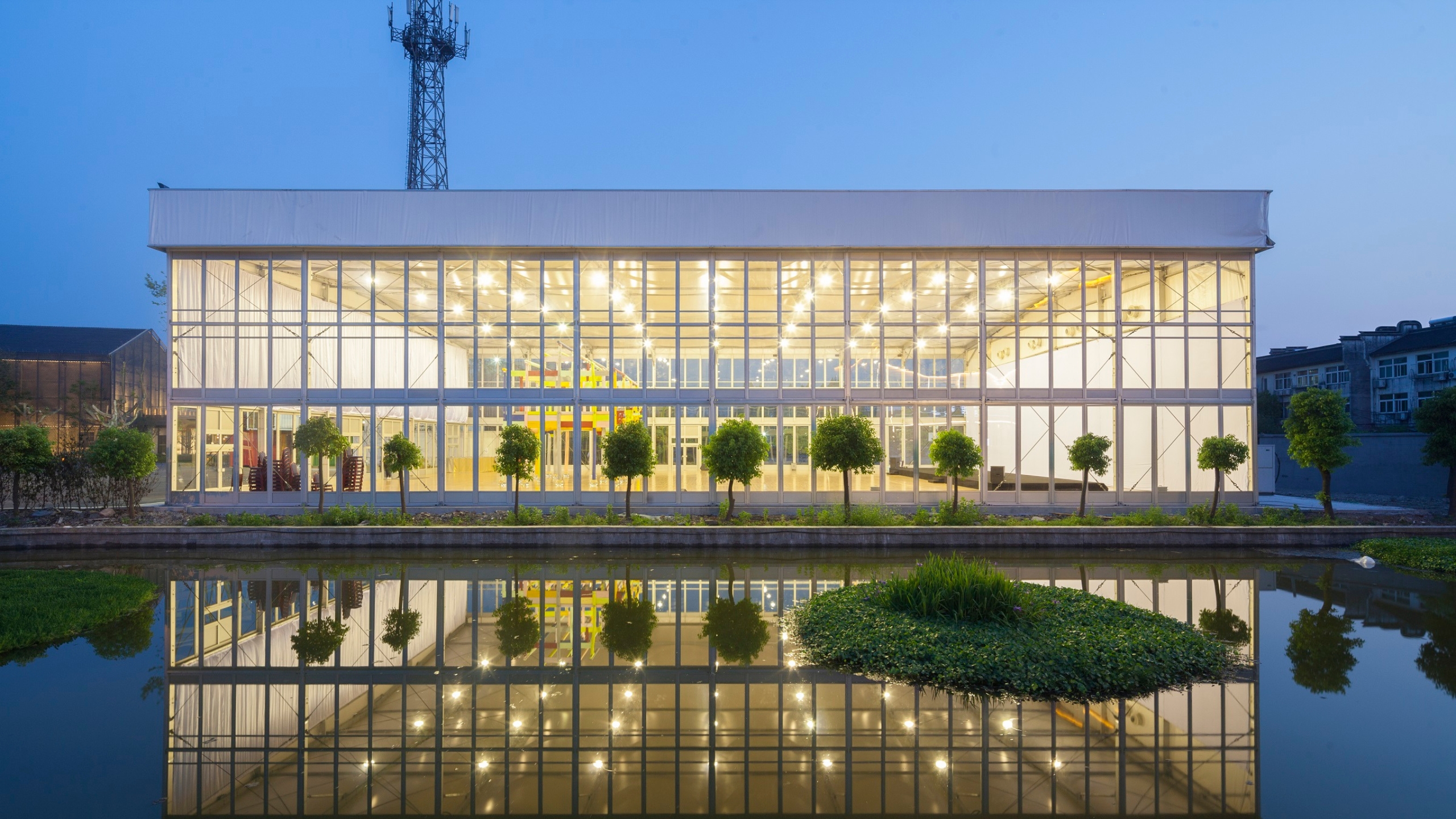 Front exterior view of Wuzhen Art Gallery with pond in the foreground Vorderseite_Aussenansicht_Wuzhen_Art_Gallery_mit_Teich_im_Vordergrund.jpg