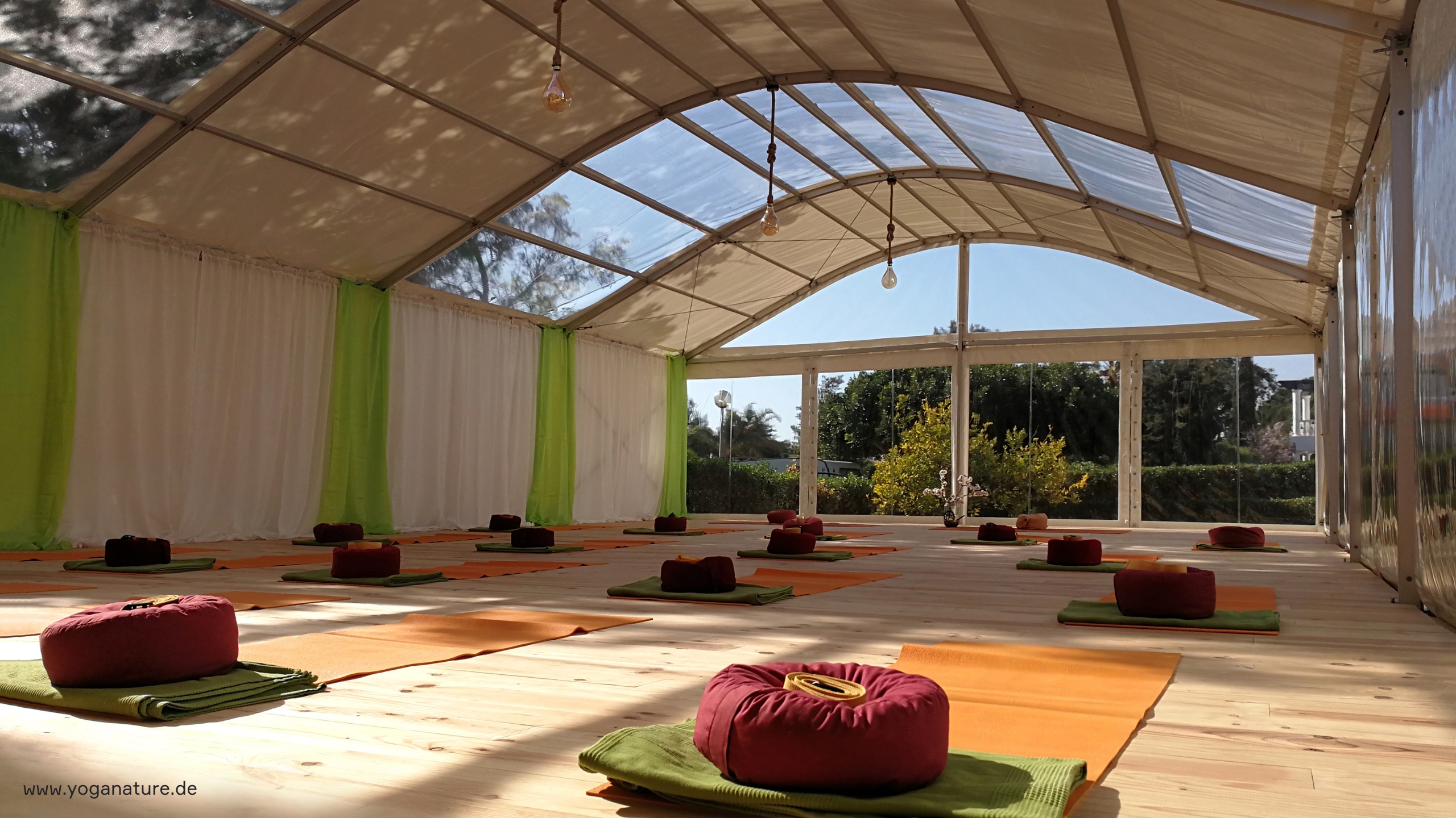 Interior view of a yoga practice tent with translucent roof and interior decoration Bodega_Innenansicht_mit_Deko.jpg